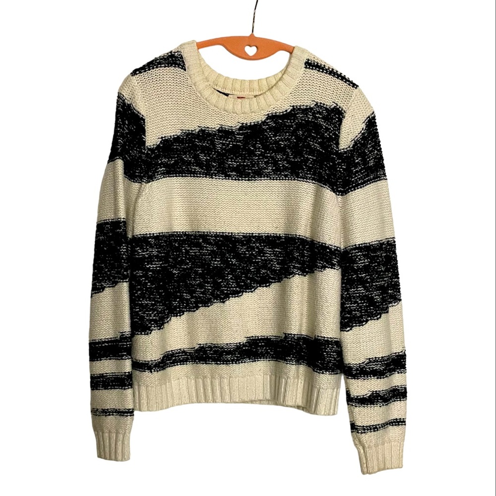 Levi’s women’s fleece sweat shirt (S)
